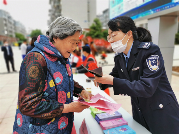 /uploads/image/2020/05/11/2e308c149566378a9984890906a05064.jpg 五月康乃馨 法治伴你行1_副本.jpg