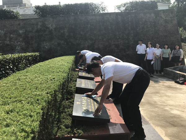 /uploads/image/2020/07/01/154c26dceea7dffb504cc0fb57b3583e.jpg 县民政局召开庆祝建党99周年主题党日活动2.jpg