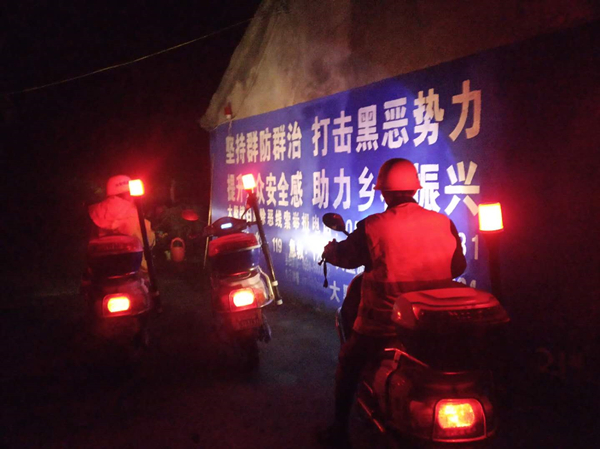 图为大墅镇开展夜间巡逻，保障辖区群众生命财产安全.JPG