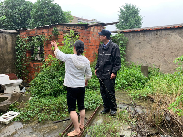 图为派出所民警排查安全隐患.JPG