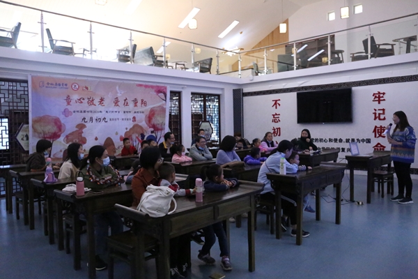 童心敬老 爱在重阳. 用切实的行动、温暖的语言传递对长辈的敬爱.JPG