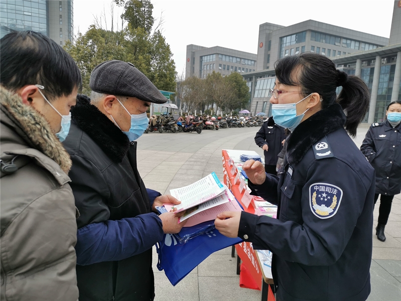 /uploads/image/2021/02/05/e31886b925e86650d8c1eb887ea850f5.jpg 法治礼包送工友 依法维权度新春1_副本.jpg