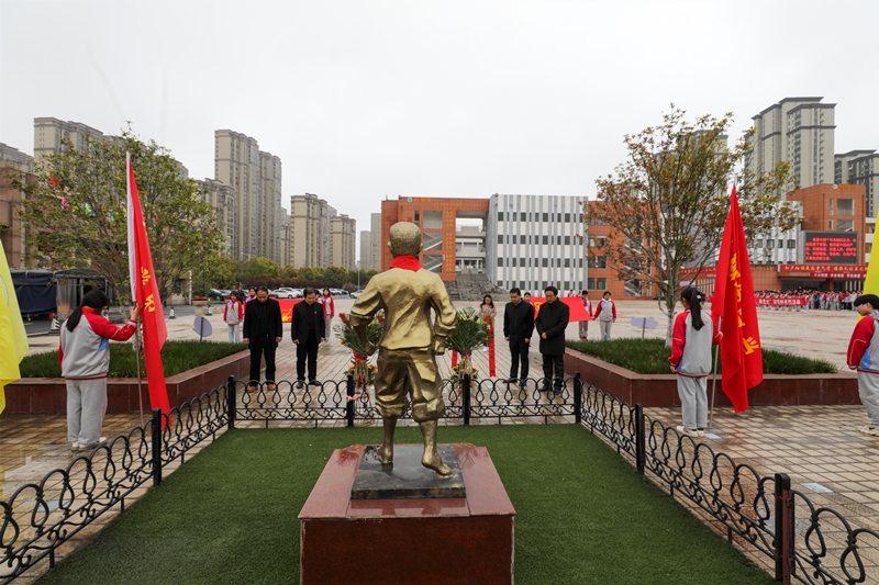 /uploads/image/2021/04/06/2a55e4055ed454d36bda0bb87ae2234e.jpg 第四中学祭扫该校烈士邰燕胜 (1).jpg