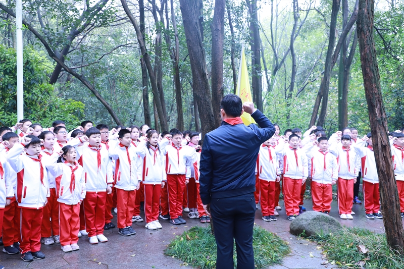第二实验小学祭扫王枫烈士墓 (3).JPG