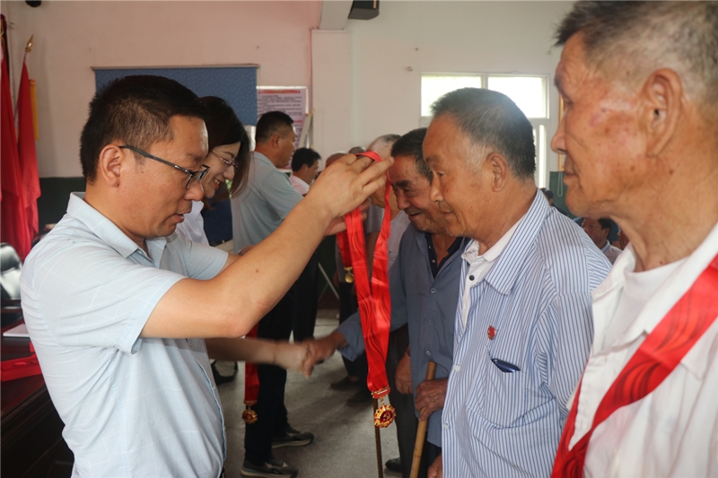 /uploads/image/2021/07/05/93af0511814d3fd9725542a7d4bf1e33.jpg 复兴村颁发纪念章_副本.jpg