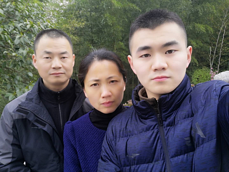 /uploads/image/2021/08/14/b0e2e31233f9722b6f65f7e9919bce6b.jpg 一家三口即兴自拍.jpg