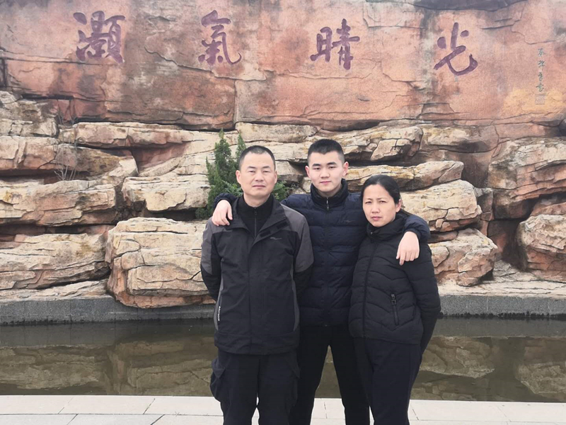 /uploads/image/2021/08/14/e6952cba6db7904980f3798ac936696a.jpg 李春宏一家三口一起出游拍照留念1.jpg