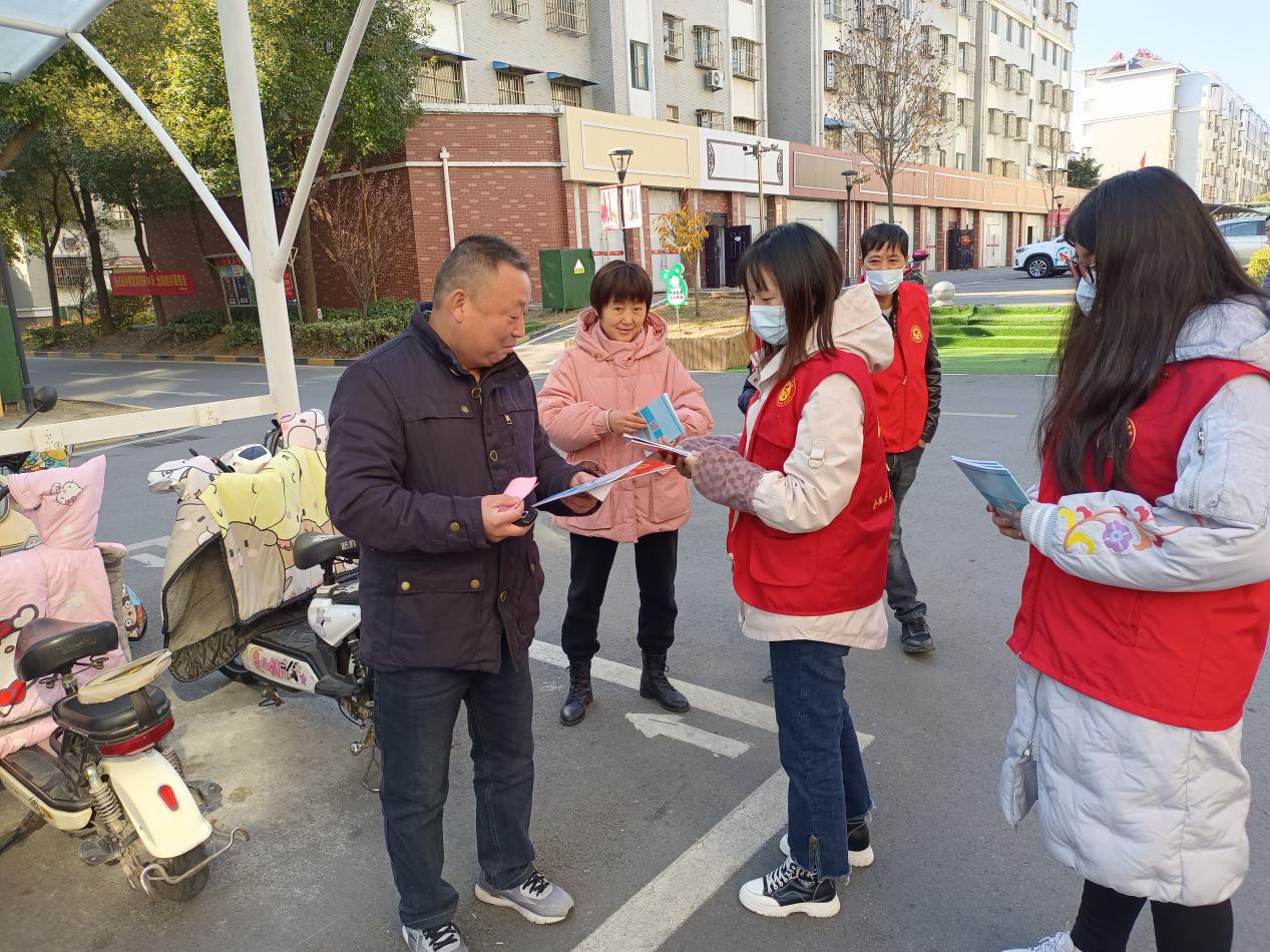 /uploads/image/2021/12/08/af267fb3d15e2bf5f9ebc94215d7bb52.jpg 社区志愿者向居民群众讲解宪法知识.jpg