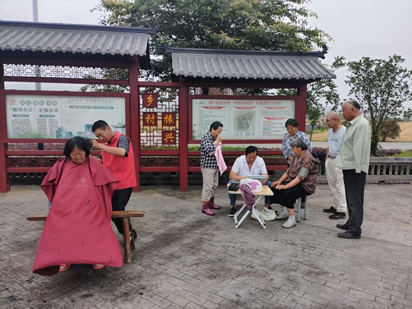 2026年5月，“千里马”学员配合开展养老服务义诊、义剪活动.jpg