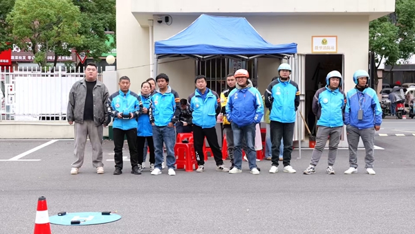 2025年10月20日，江海社区院内，为新就业群体提供免费的无人机技能培训.jpg