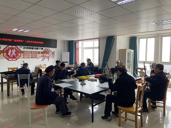 2024年4月24日+村二楼活动室开展“老有所乐”二胡兴趣培训活动.jpg