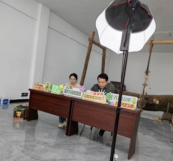 2026年5月28日在石沛镇枣岭村老尹记工坊开展直播活动展示非遗工艺.jpg