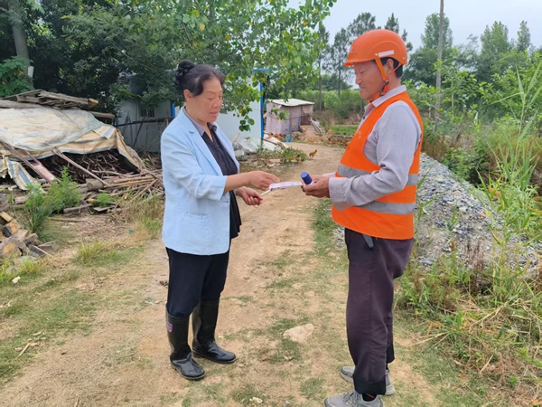 2026年6月8号  罗塘村  发放防蜱虫药，宣传到田间地头干活怎么防范.jpg